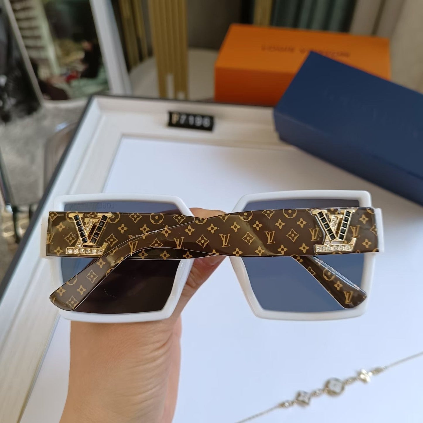 [Luxe]Fashion Large Frame Sunglasses V-With Gift Box
