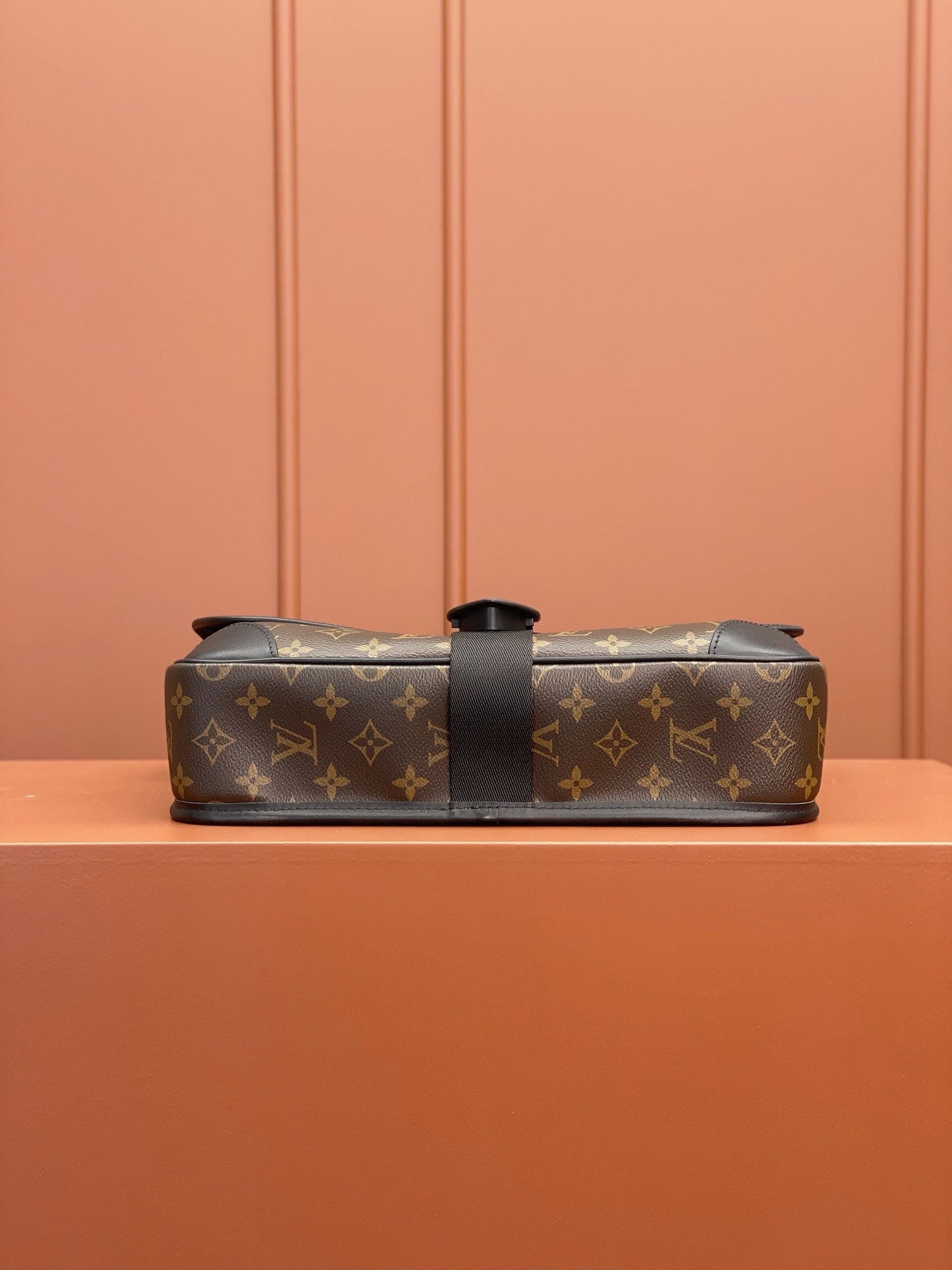 [Luxe]0528 Archy Messenger MM Monogram Macassar Canvas