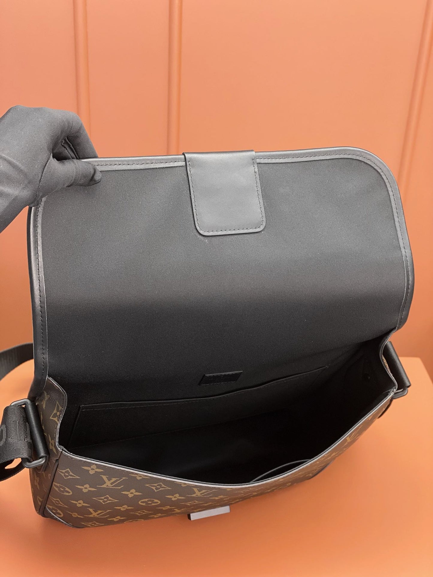 [Luxe]0528 Archy Messenger MM Monogram Macassar Canvas