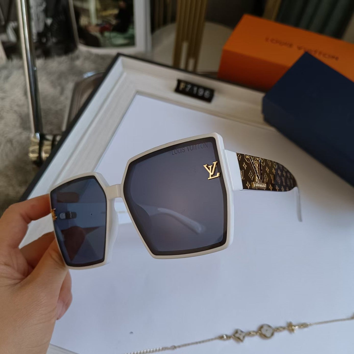 [Luxe]Fashion Large Frame Sunglasses V-With Gift Box