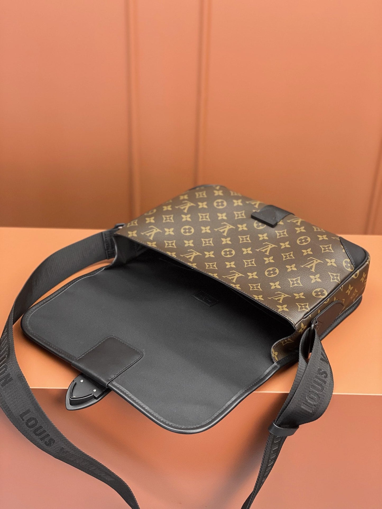 [Luxe]0528 Archy Messenger MM Monogram Macassar Canvas