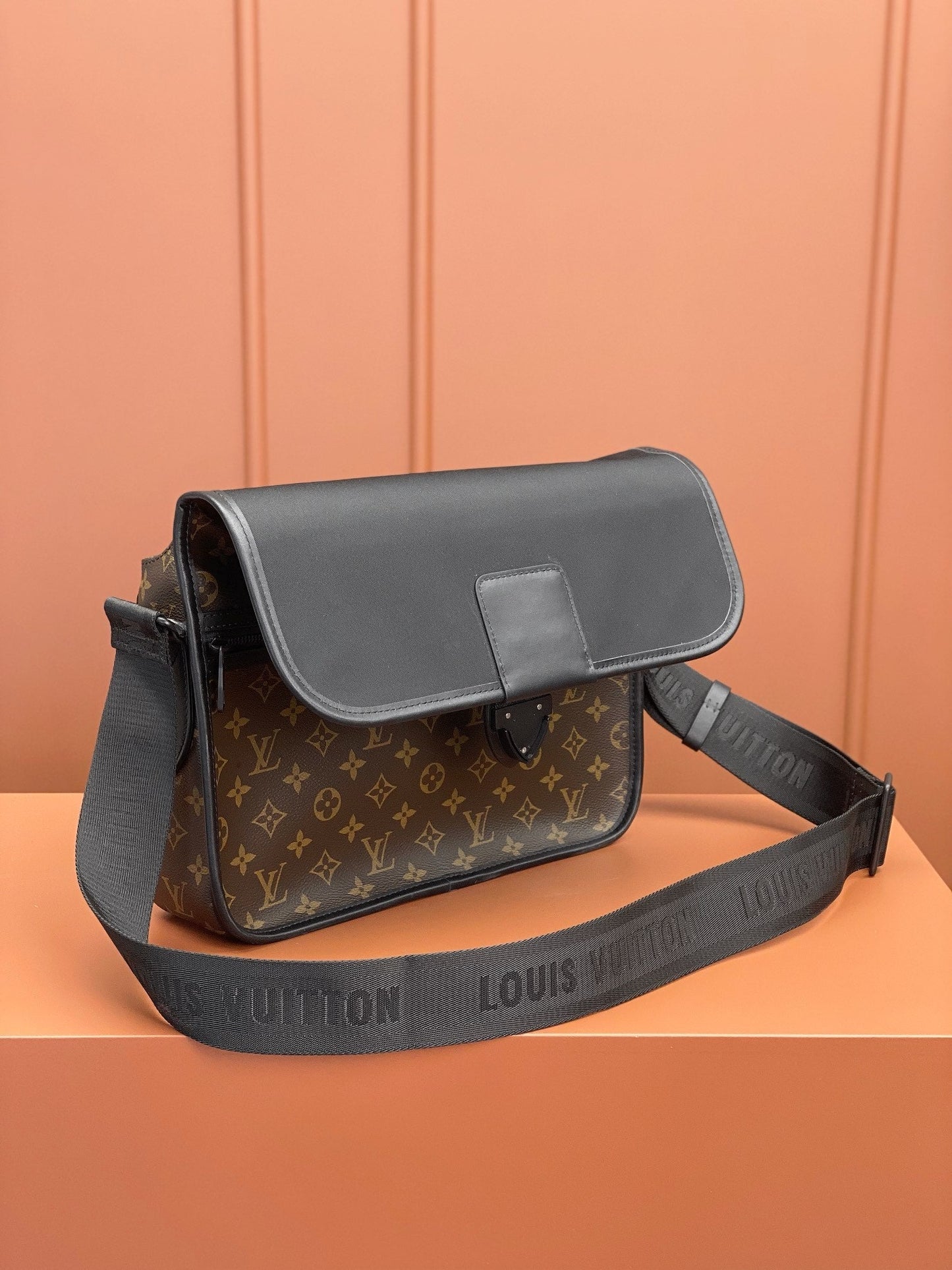 [Luxe]0528 Archy Messenger MM Monogram Macassar Canvas