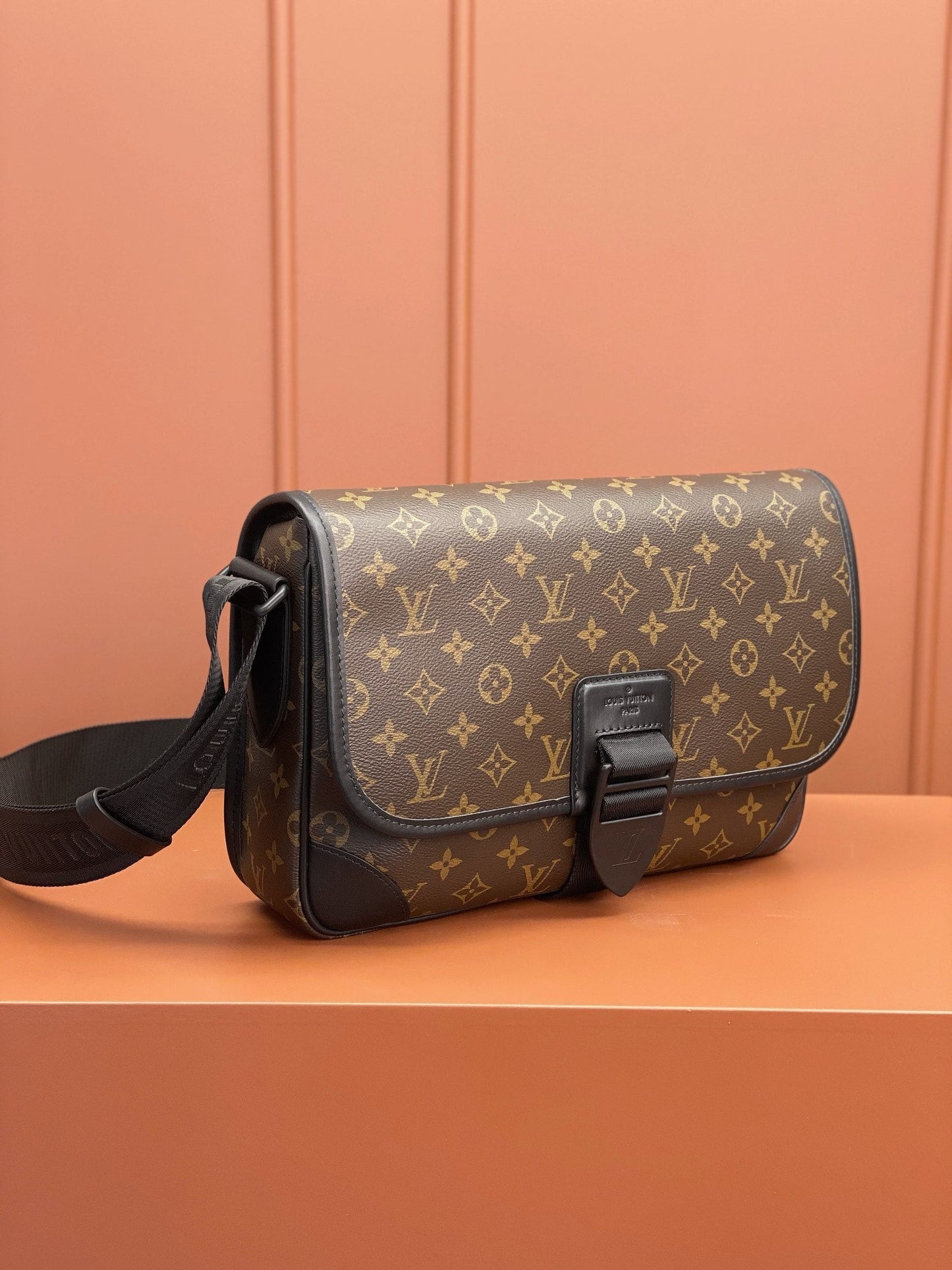 [Luxe]0528 Archy Messenger MM Monogram Macassar Canvas