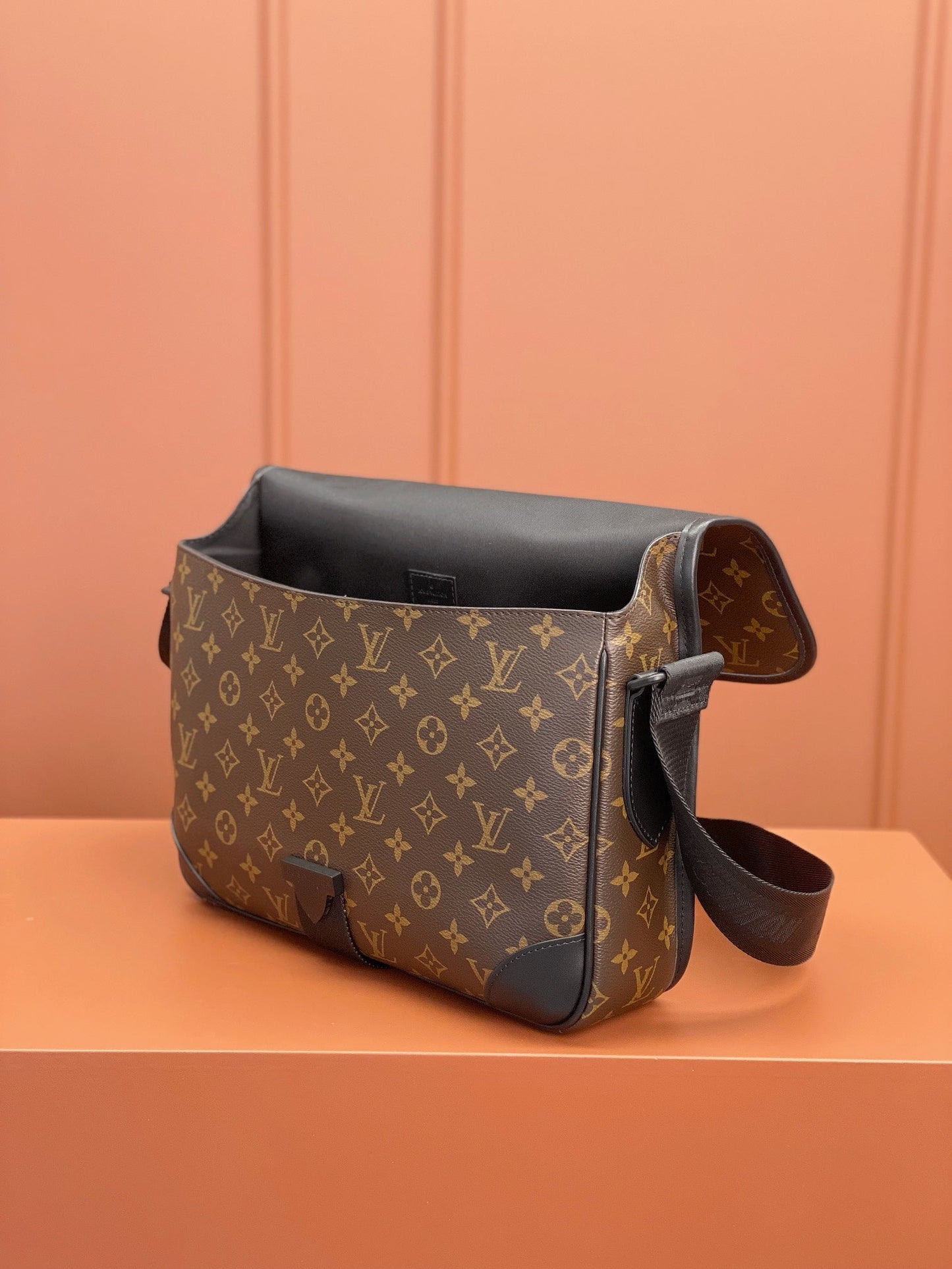 [Luxe]0528 Archy Messenger MM Monogram Macassar Canvas